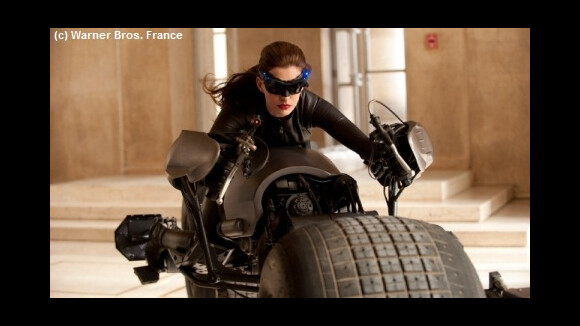 VIDEO - The Dark Knight Rises : Catwoman détruit une caméra 