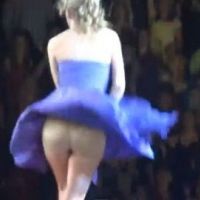 Taylor Swift fait le buzz avec ses fesses à l&#039;air : sa réaction (VIDEO)