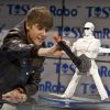 Justin Bieber fait joue-joue avec un robot