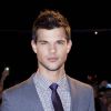 Taylor Lautner très "mâle" en costard-cravate