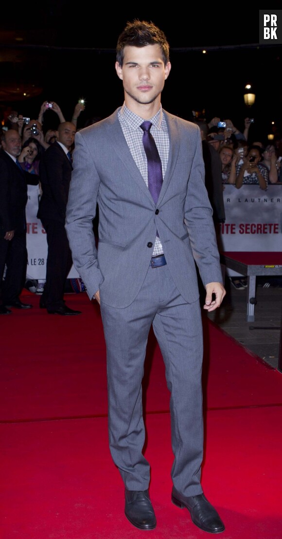 Taylor Lautner très "mâle" en costard-cravate