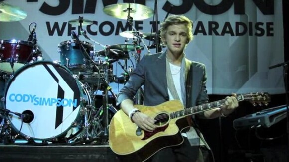 Cody Simpson dévoile son "love potentiel" avec So Listen version acoustique. On craque !!! (VIDEO)