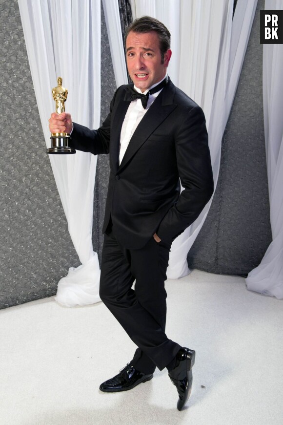 Jean Dujardin tape la pose avec son Oscar