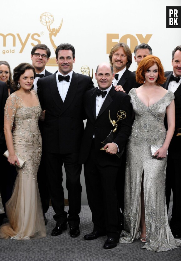 Matthew Weiner tient l'Emmy Award remporté par Mad Men
