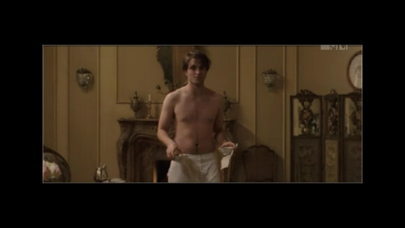 Robert Pattinson à moitié nu dans Bel Ami, miammm ! (VIDEO)