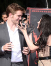 Robert Pattinson et Kristen Stewart, complices devant les photographes