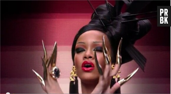 Rihanna, la tenue de gueisha lui va si bien !