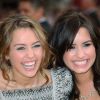 Miley Cyrus et Demi Lovato super copines sur le tapis rouge