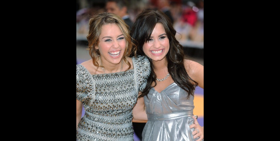 Miley Cyrus et Demi Lovato super copines sur le tapis rouge
