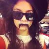 Vanessa Hudgens totalement délirante avec sa fausse moustache