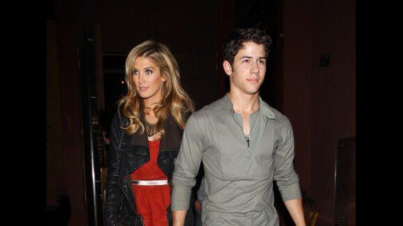 Nick Jonas : toujours célib, son ex cougar balance sur lui !