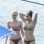 Elizabeth Olsen et Dakota Fanning : en bikini sexy pour le tournage de Very Good Girls ! (PHOTOS)