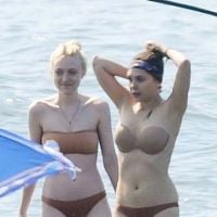 Elizabeth Olsen et Dakota Fanning : en bikini sexy pour le tournage de Very Good Girls ! (PHOTOS)