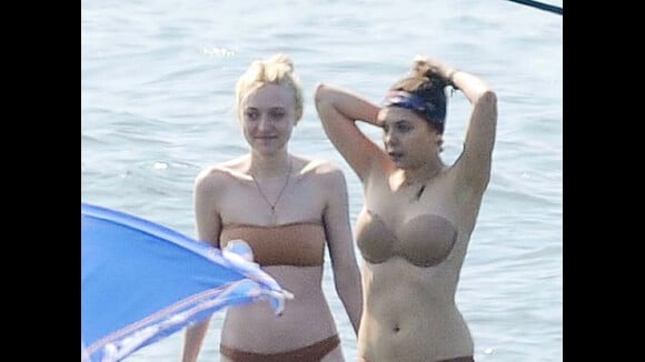 Elizabeth Olsen et Dakota Fanning : en bikini sexy pour le tournage de Very Good Girls ! (PHOTOS)