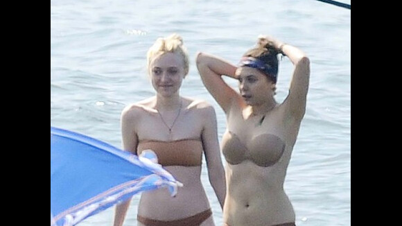 Elizabeth Olsen et Dakota Fanning : en bikini sexy pour le tournage de Very Good Girls ! (PHOTOS)