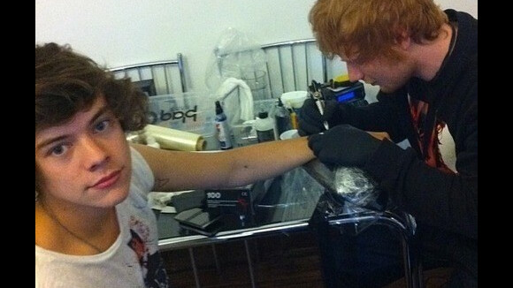 Harry Styles a Ed Sheeran dans la peau, la preuve avec son tatouage ! (PHOTOS)