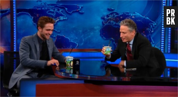 Robert Pattinson évite les questions en rigolant !