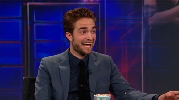 Robert Pattinson : dérision et humour pour parler de Kristen Stewart pour sa première interview post-scandale (VIDEO)
