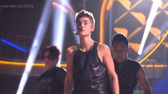Justin Bieber : sexy en cuir pour une performance live d'As Long As You Love Me (VIDEO)