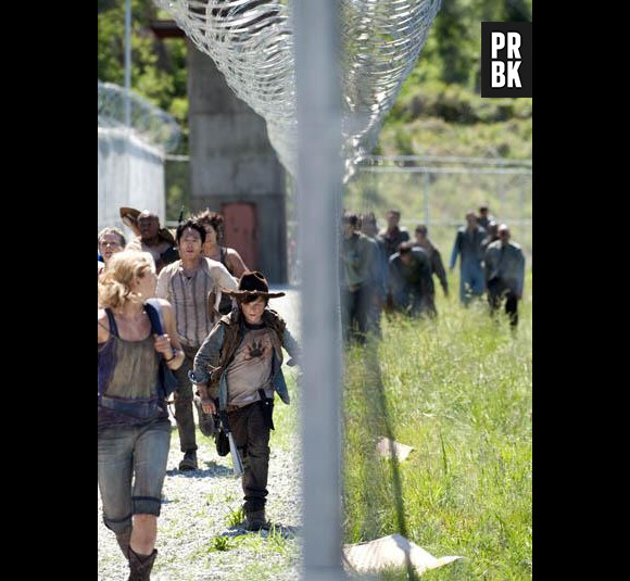 Les survivants en fuite dans l'épisode 1 de la saison 3 de Walking Dead