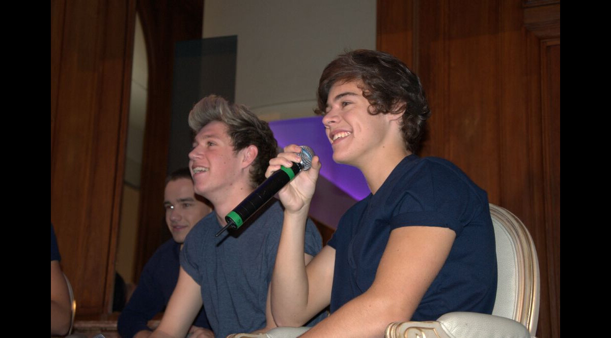 One Direction Paris Interview Photo : Les One Direction ont répondu aux questions avec le sourire ...