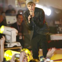 Justin Bieber : après le vomi... c&#039;est la chute ! (VIDEO)