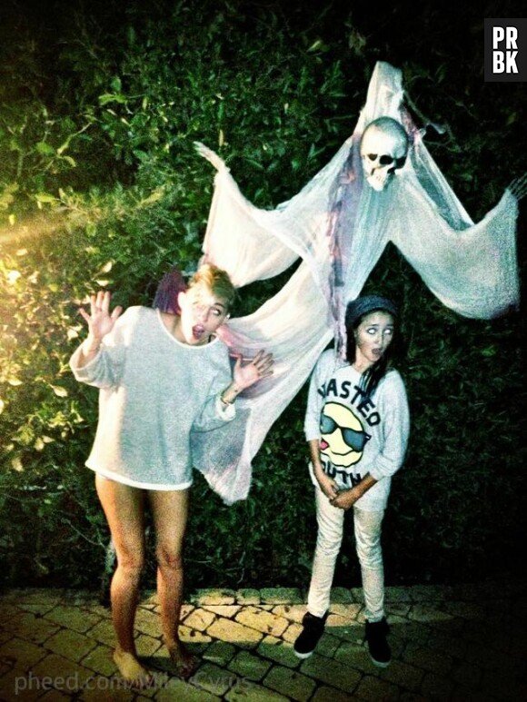 Miley Cyrus pose à moitié nue pour Halloween
