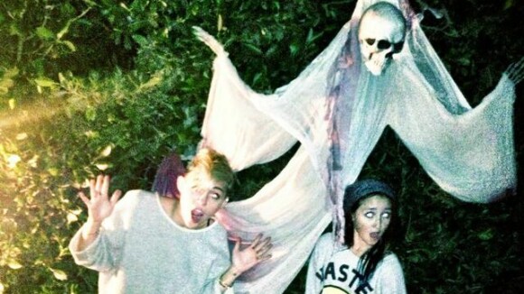 Miley Cyrus à moitié nue pour Halloween ! Vivement son vrai déguisement ! (PHOTO)