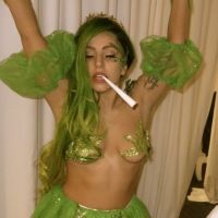 Lady Gaga topless pour Halloween : elle se transforme en reine du cannabis ! (PHOTOS)