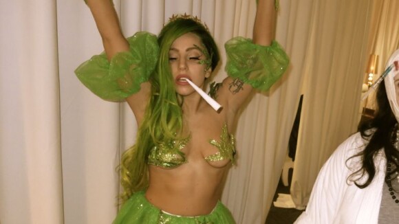 Lady Gaga topless pour Halloween : elle se transforme en reine du cannabis ! (PHOTOS)