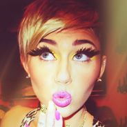 Miley Cyrus VS Selena Gomez : qui était la plus sexy pour Halloween ? (PHOTOS)