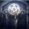 Kesha danse devant un pentagramme dans son nouveau clip