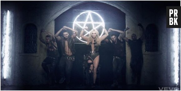 Kesha danse devant un pentagramme dans son nouveau clip