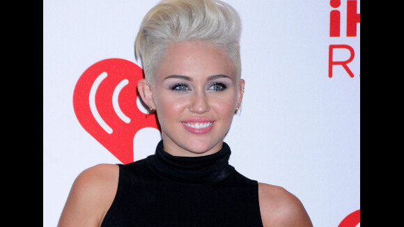 Miley Cyrus : en mode vénère contre un paparazzi (VIDEO)