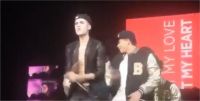 Justin Bieber : Sexy et torse nu en plein concert pour ses fans (VIDEO)