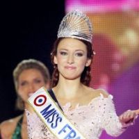 Miss France 2012, Delphine Wespiser rend sa couronne, retourne chez elle et place à Miss 2013 !