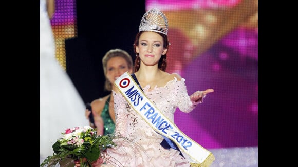 Miss France 2012, Delphine Wespiser rend sa couronne, retourne chez elle et place à Miss 2013 !
