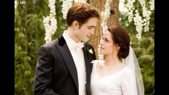 Kristen Stewart : Robert Pattinson lui dessine une bague de fiançailles ?