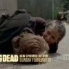 Carol se protège avec le corps d'Axel dans The Walking Dead