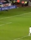 Eden Hazard donne un coup de pied au ramasseur de balles pour récupérer le ballon.