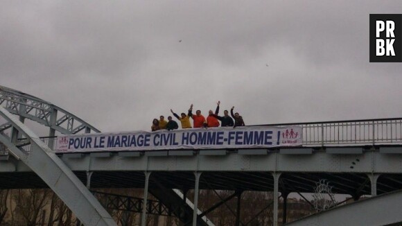 La Manif pour tous : "Pour le mariage civil homme-femme".