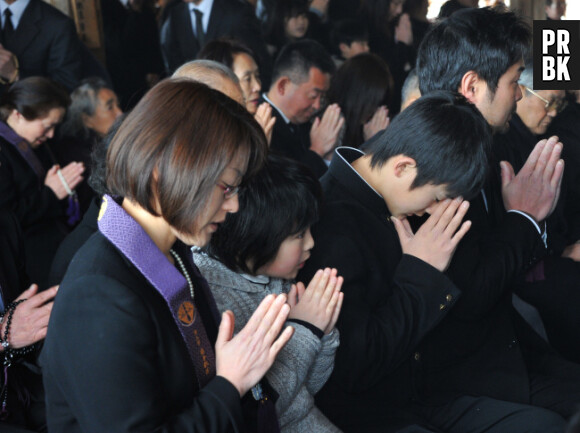 Certains se recueillent pour rendre hommage aux victimes de Fukushima.