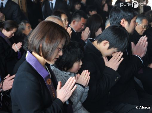 Certains se recueillent pour rendre hommage aux victimes de Fukushima.