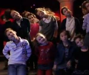 Faf Larage est accompagné d'une chorale d'enfants dans le clip "Daddy Crood" pour le film Les Croods