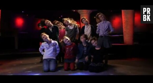 Faf Larage est accompagné d'une chorale d'enfants dans le clip "Daddy Crood" pour le film Les Croods