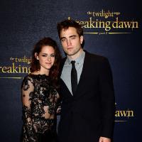 Robert Pattinson et Kristen Stewart : amoureux et enlacés au restaurant
