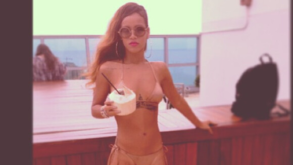 Rihanna enceinte ? Une exhib en bikini puis topless pour démentir les rumeurs