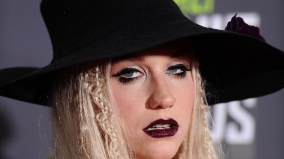 Kesha : son ennemi juré ? Le blogueur people Perez Hilton