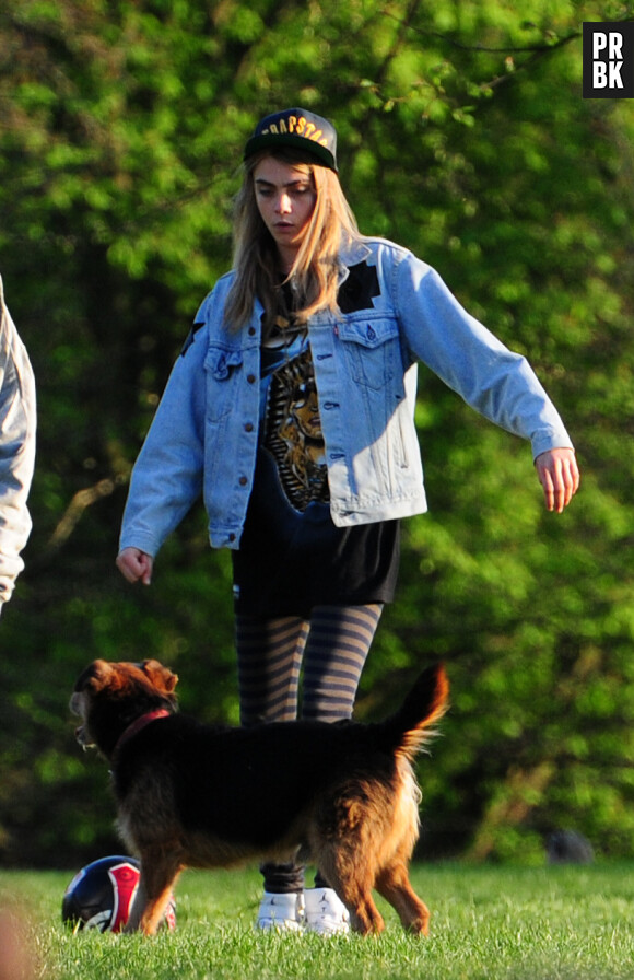 Cara Delevingne s'éclate avec un chien à Lodnres le 3 mai 2013