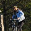 Cara Delevingne fait du vélo à Hyde Park à Londres
